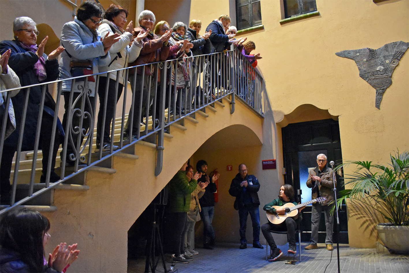Curs 2023-24 - Aplaudiments per a l'actuaciÃ³ de l'Escola Municipal de MÃºsica dins de l'acte institucional del Dia Internacional de la Dona a la Casa de la Vila.