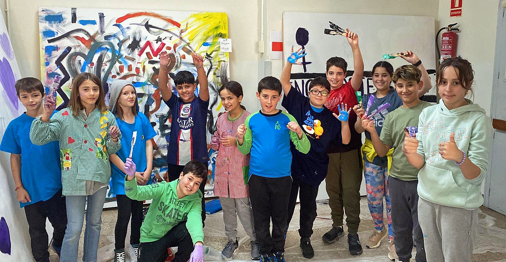 Curs 2023-24 - Membres del Consell Municipal dels Infants, davant de murals pintats en motiu del Dia Internacional de la Dona.