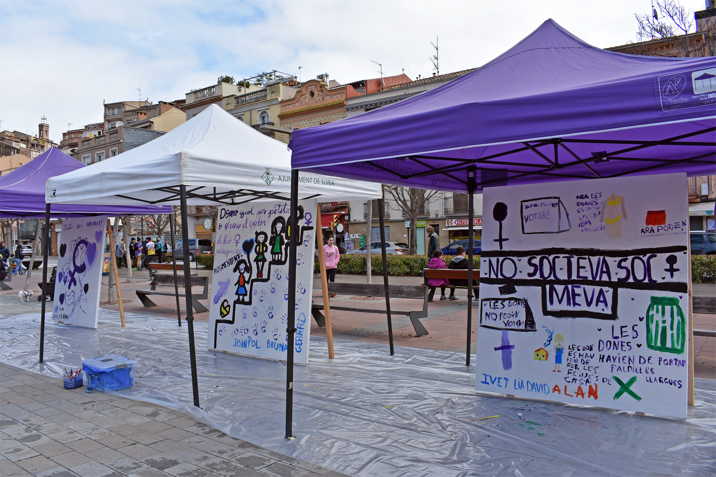 Curs 2023-24 - Murals del Consell Municipal dels Infants a la plaÃ§a de Sant Joan, dins del programa del Dia Internacional de la Dona.