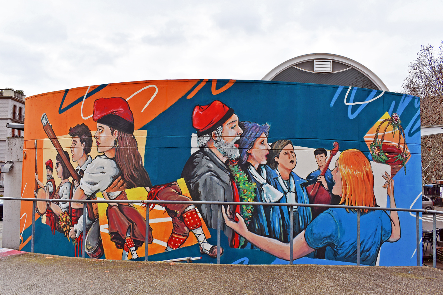 Estat del mural de Caramelles dedicat a les colles del Tro Gros i de la Coral SÃ²rissons, en una de les faÃ§anes de l'EstaciÃ³ d'Autobusos.