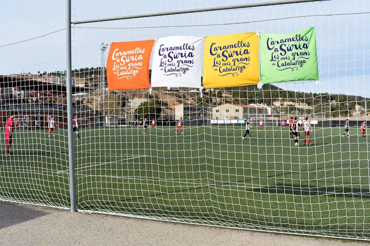 Mocadors caramellaires al Camp Municipal de Futbol, durant la celebraciÃ³ dâ€™un partit del Centre dâ€™Esports SÃºria.
