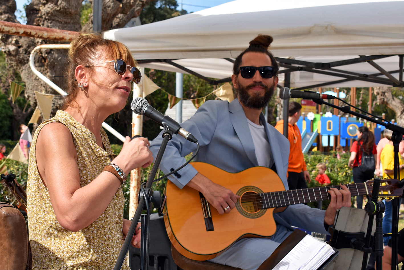 ActuaciÃ³ musical de LaTrup Duet durant el Vermut Caramellaire celebrat al Parc Municipal Macary i Viader.