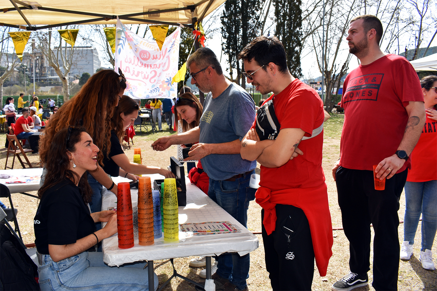 Venda de tiquets durant el Vermut Caramellaire celebrat al Parc Municipal Macary i Viader.