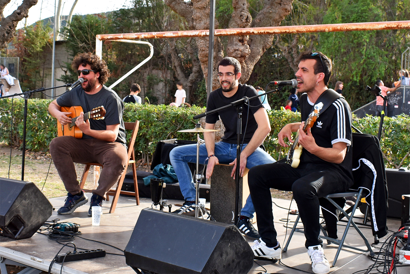 ActuaciÃ³ musical de La ZarigÃ¼ella durant el Vermut Caramellaire celebrat al Parc Municipal Macary i Viader.