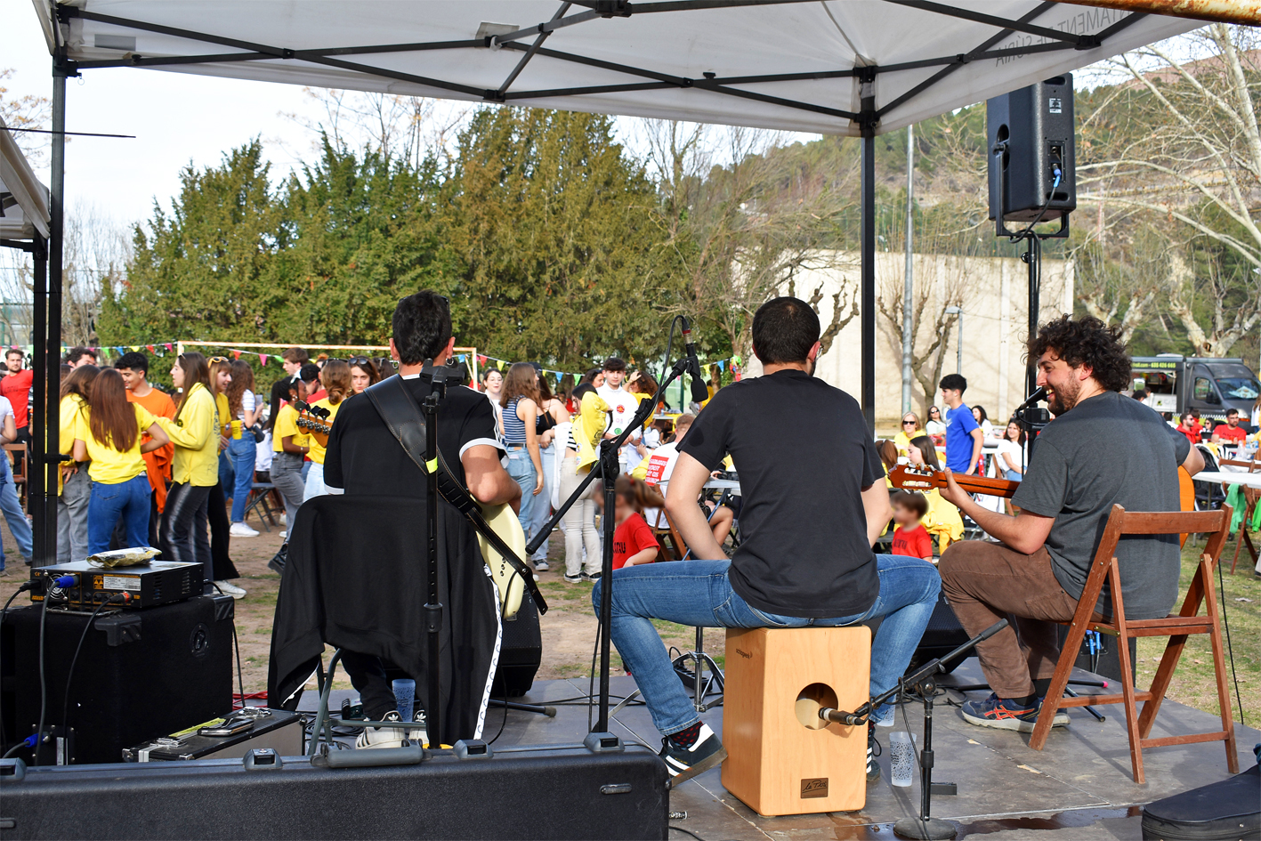 Ambient del Vermut Caramellaire celebrat al Parc Municipal Macary i Viader, durant lâ€™actuaciÃ³ musical de La ZarigÃ¼ella.