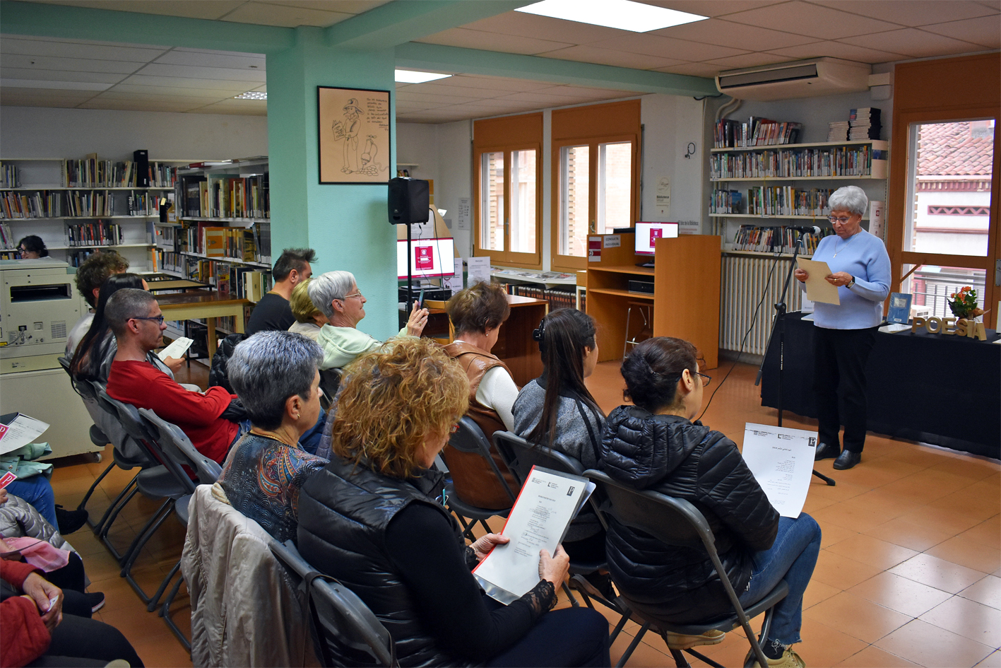 Súria inicia la celebració del Dia Mundial de la Poesia amb la lectura d'un poema d'Estellés en diferents llengües a la Biblioteca Pública 