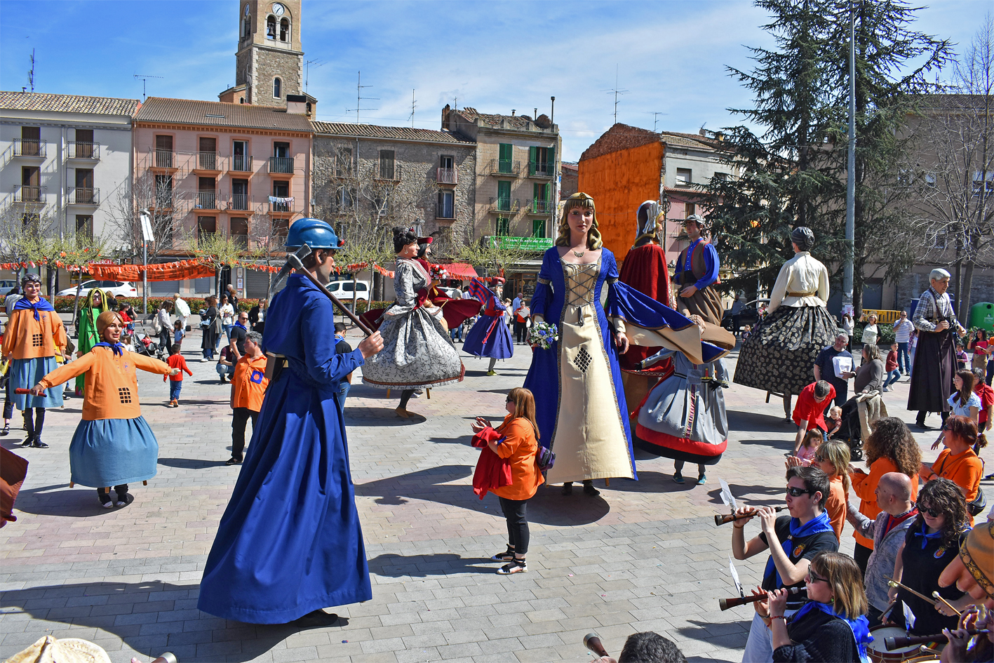 Ballada conjunta de les colles participants en la 14a Trobada Gegantera de la Fira de Rams de Súria, a la plaça de Sant Joan.