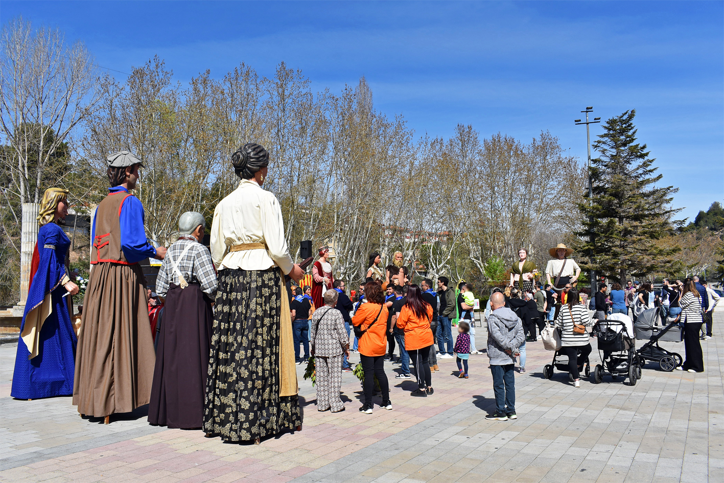 Plantada de gegants a la plaça de Sant Joan, dins de la 14a Trobada Gegantera de la Fira de Rams de Súria.