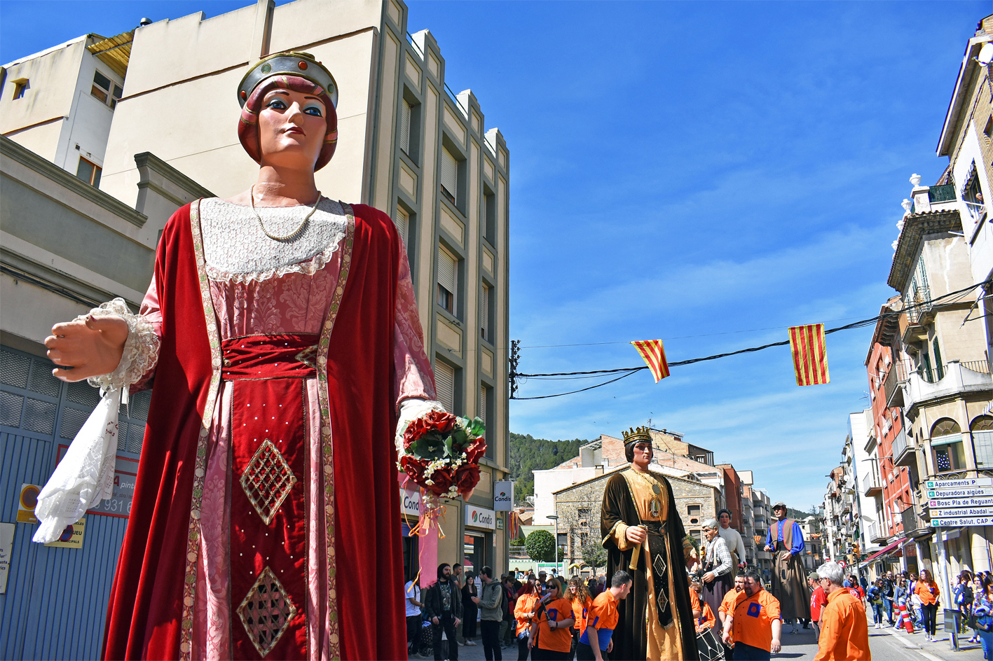 La colla de Geganters i Grallers del Poble Vell, durant la cercavila de la 14a Trobada Gegantera de la Fira de Rams de Súria.
