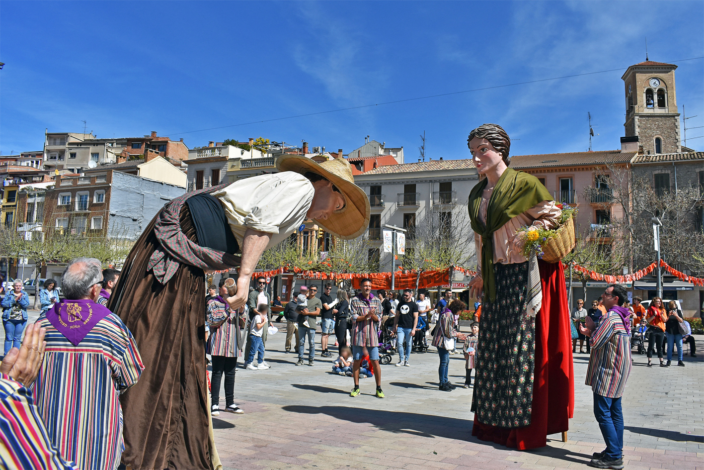 Salutació de la colla de Geganters del Gorg de l'Olla al final de la cercavila de la 14a Trobada Gegantera de la Fira de Rams de Súria.