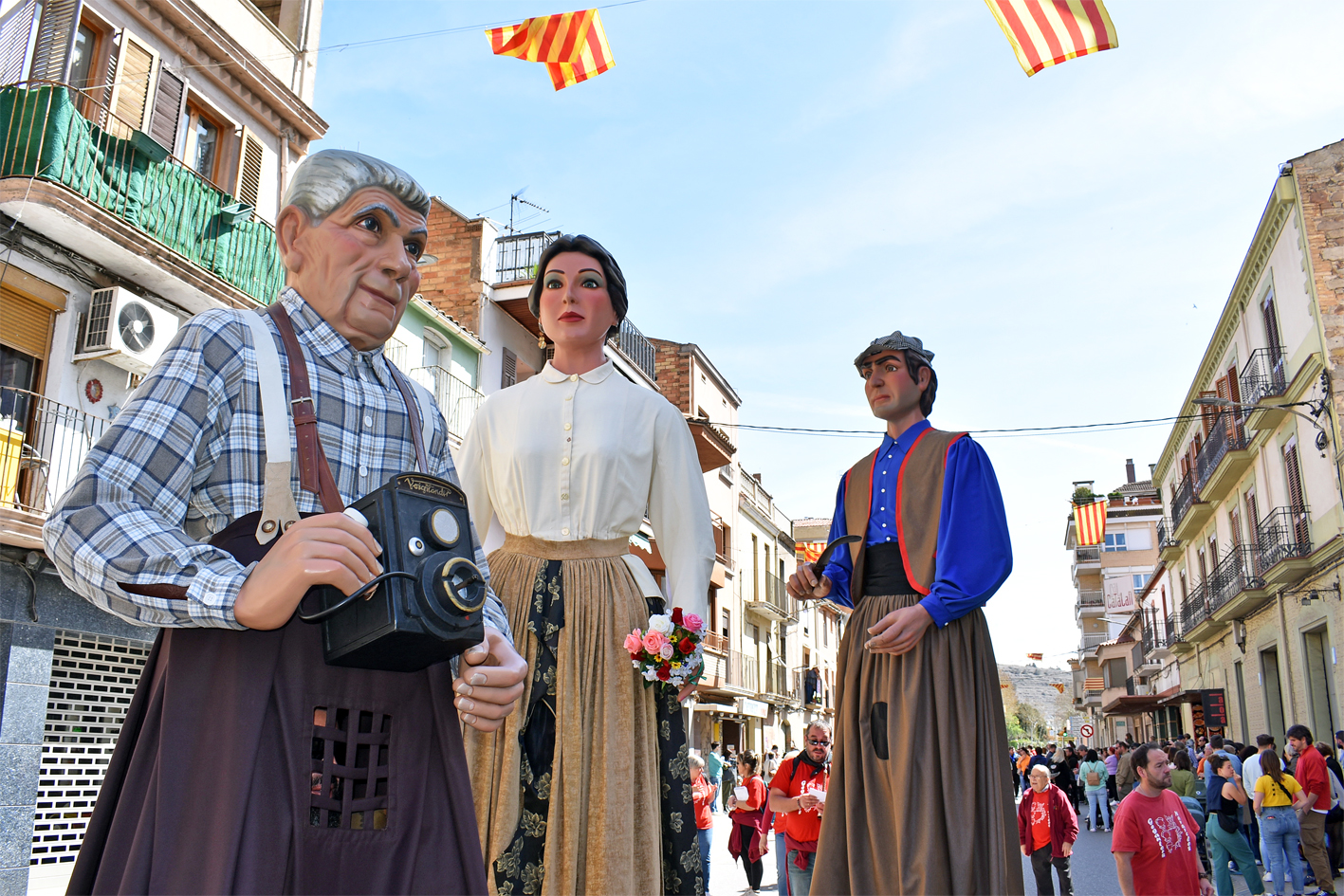 La colla de Navarcles, durant la cercavila de la 14a Trobada Gegantera de la Fira de Rams de Súria.