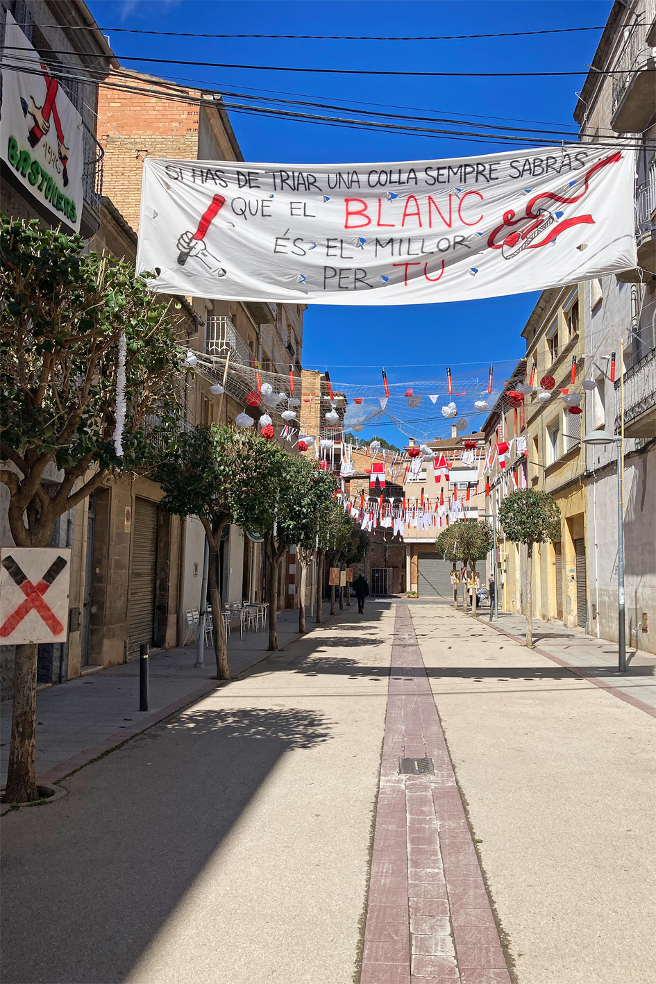 Carrer de les colles caramellaires de l'AgrupaciÃ³ Sardanista, al carrer MagÃ­ FÃ brega.