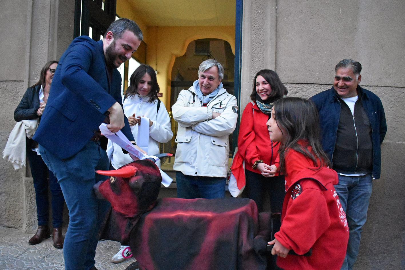 Lliurament de la cinta commemorativa de les Caramelles de SÃºria 2024 a les colles de lâ€™Altatxu, en lâ€™acte dâ€™inici de la festa al davant de la Casa de la Vila.