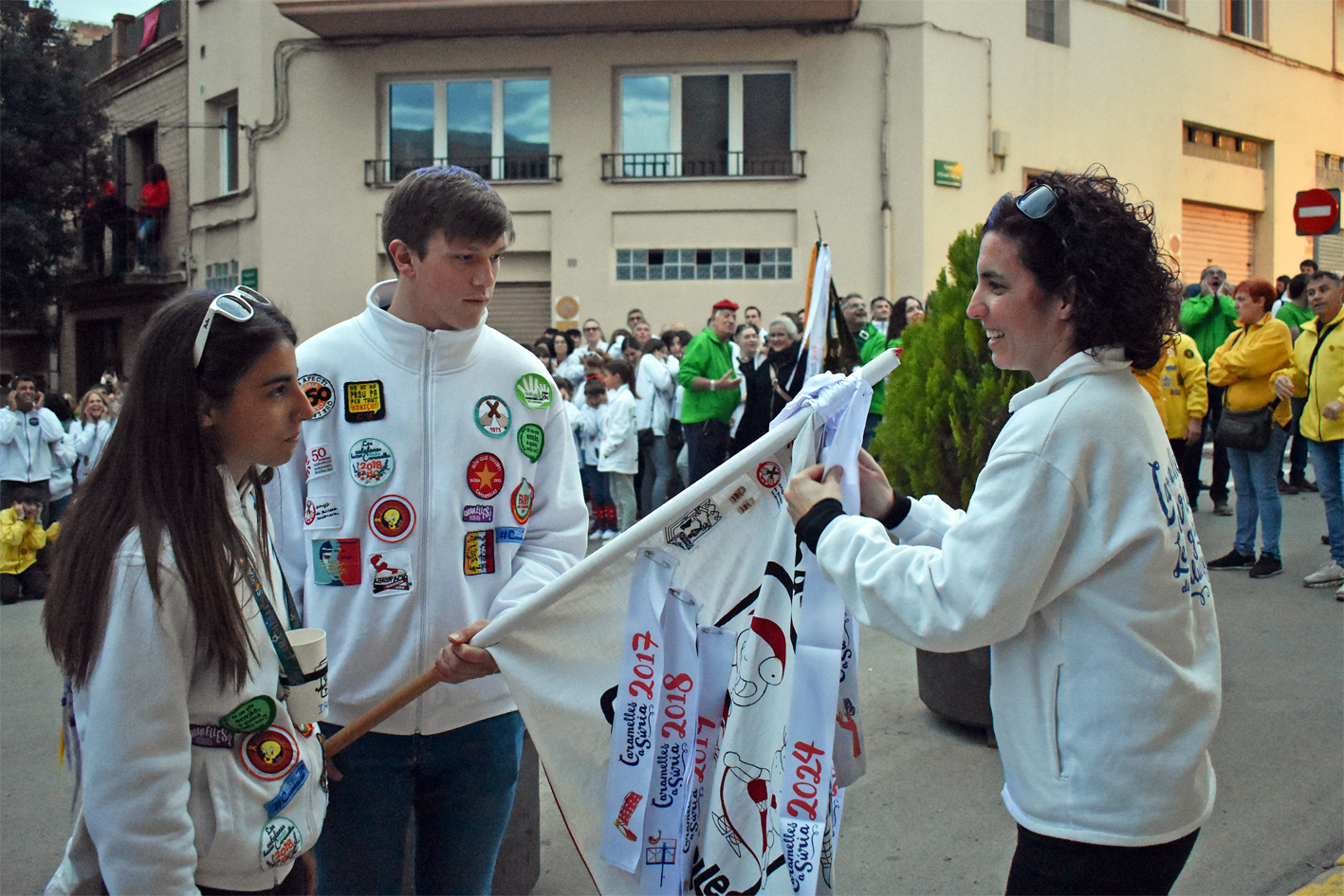 Lliurament de la cinta commemorativa de les Caramelles de SÃºria 2024 a la colla dels Grans de lâ€™AgrupaciÃ³ Sardanista, en lâ€™acte dâ€™inici de la festa al davant de la Casa de la Vila.