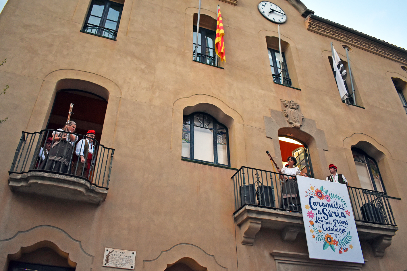 PresÃ¨ncia de Trabucaires del Tro Gros als balcons de la Casa de la Vila, en lâ€™acte dâ€™inici de les Caramelles de SÃºria 2024.