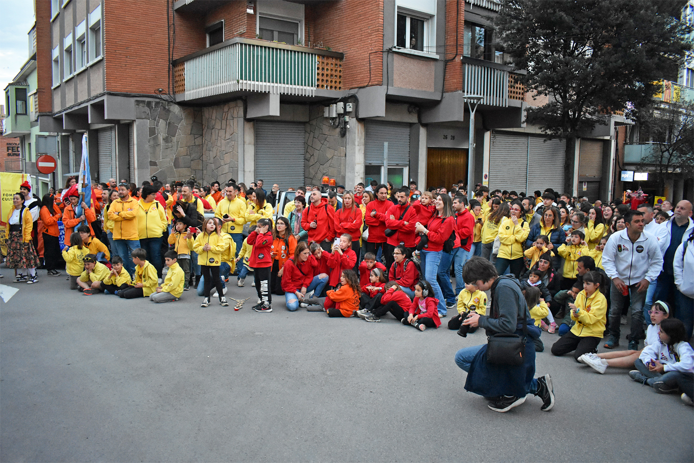 Imatge dâ€™ambient en lâ€™acte dâ€™inici de les Caramelles de SÃºria 2024, al davant de la Casa de la Vila.