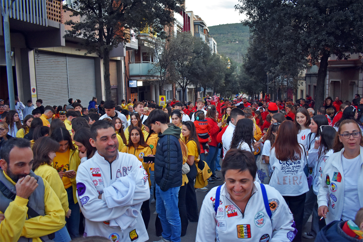 Imatge dâ€™ambient en lâ€™acte dâ€™inici de les Caramelles de SÃºria 2024, al davant de la Casa de la Vila.