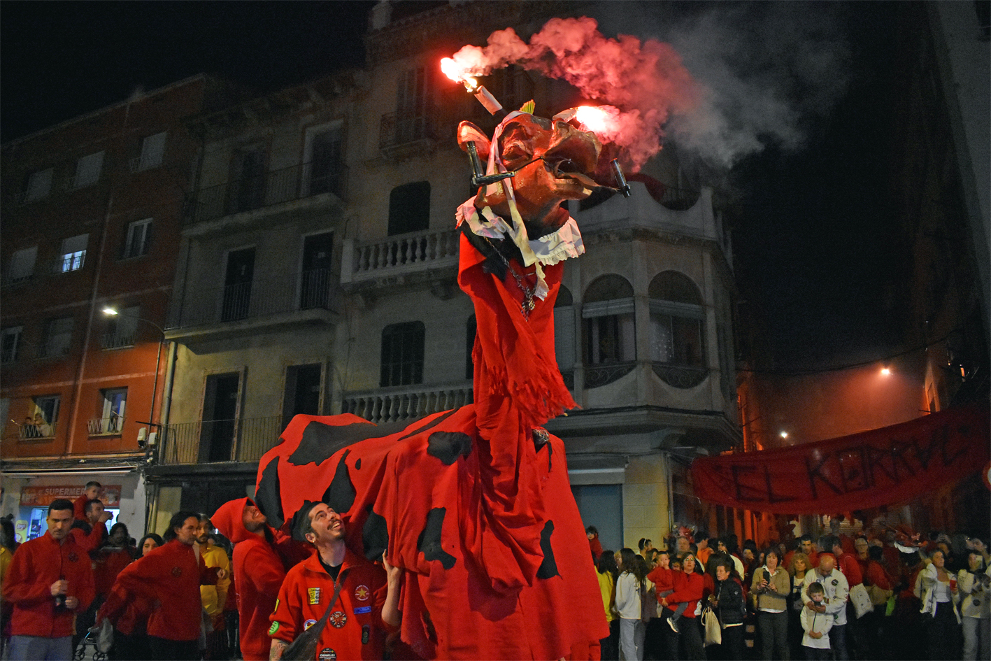 La vaca de les colles de lâ€™Altatxu, durant la Passada de les Caramelles de SÃºria 2024.