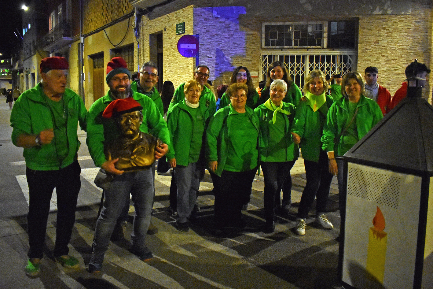 Membres de la colla de La Llanterna, durant la Passada de les Caramelles de SÃºria 2024.