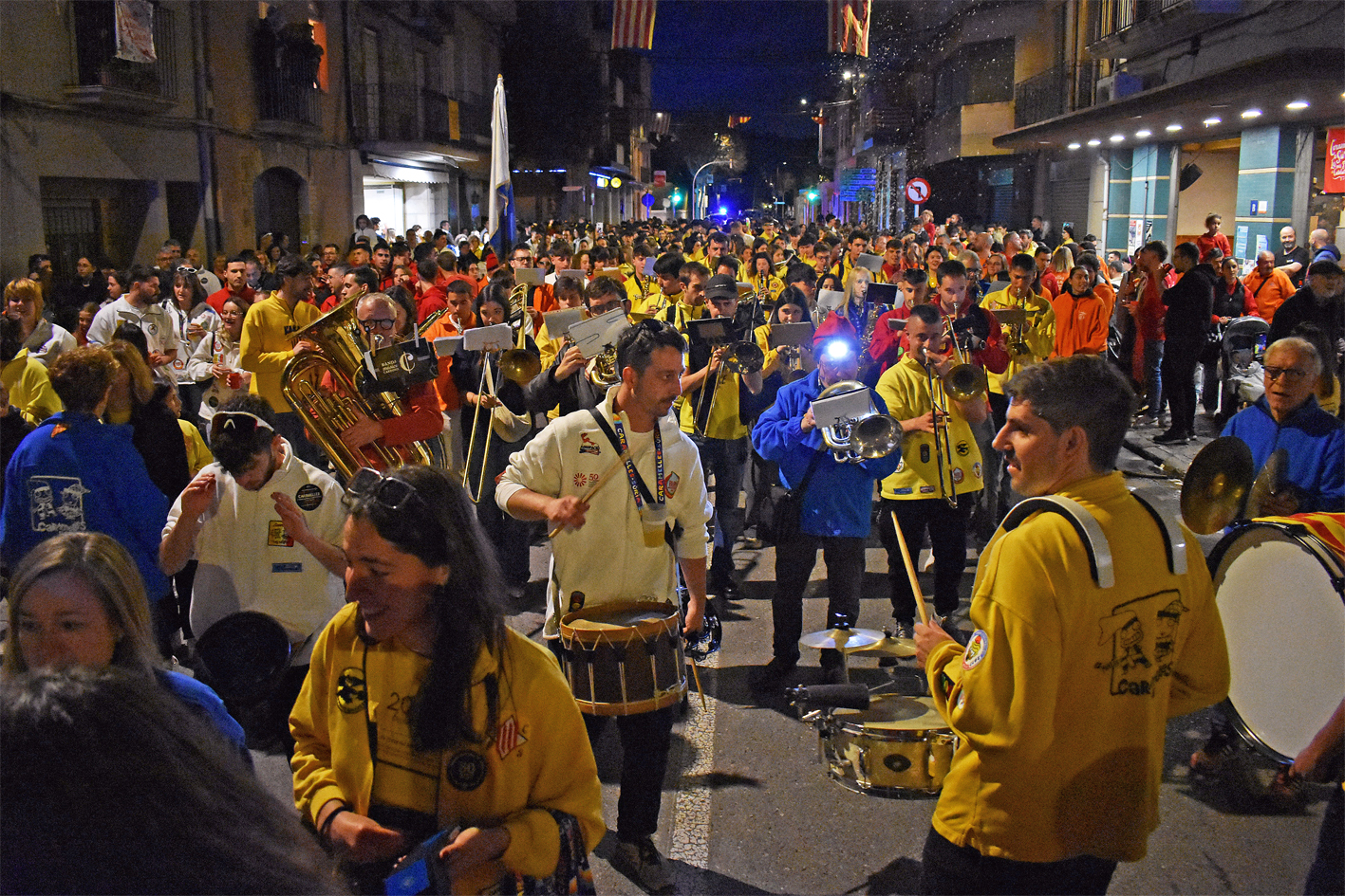 Imatge de la Passada Caramellaire pel centre de la vila, desprÃ©s de lâ€™acte dâ€™inici de les Caramelles de SÃºria 2024.