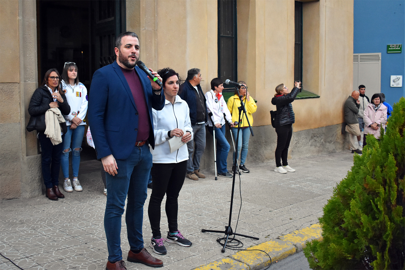 Lâ€™alcalde Albert CoberÃ³ parla durant lâ€™acte dâ€™inici de les Caramelles de SÃºria 2024, al davant de la Casa de la Vila.
