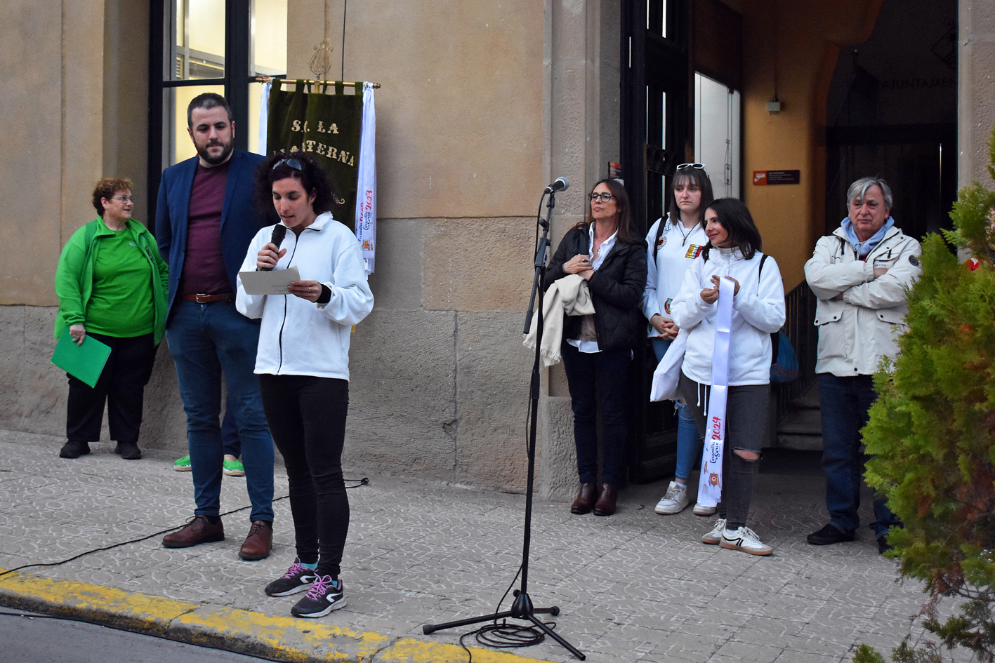 La regidora de Festes, Alba MartÃ­nez, parla durant lâ€™acte dâ€™inici de les Caramelles de SÃºria 2024, al davant de la Casa de la Vila.