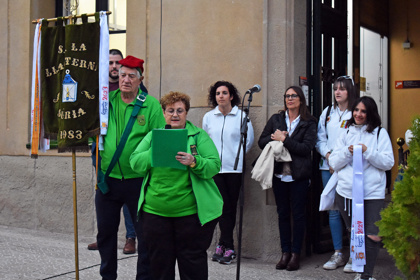 PregÃ³ de les Caramelles de SÃºria 2024 a cÃ rrec de la colla de La Llanterna, en lâ€™acte dâ€™inici de la festa al davant de la Casa de la Vila.