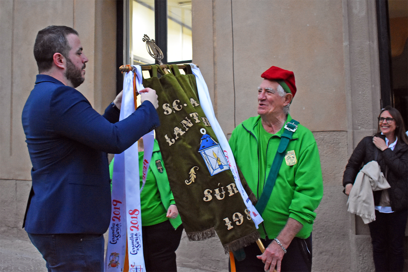 Lliurament de la cinta commemorativa de les Caramelles de SÃºria 2024 a la colla de La Llanterna, en lâ€™acte dâ€™inici de la festa al davant de la Casa de la Vila.