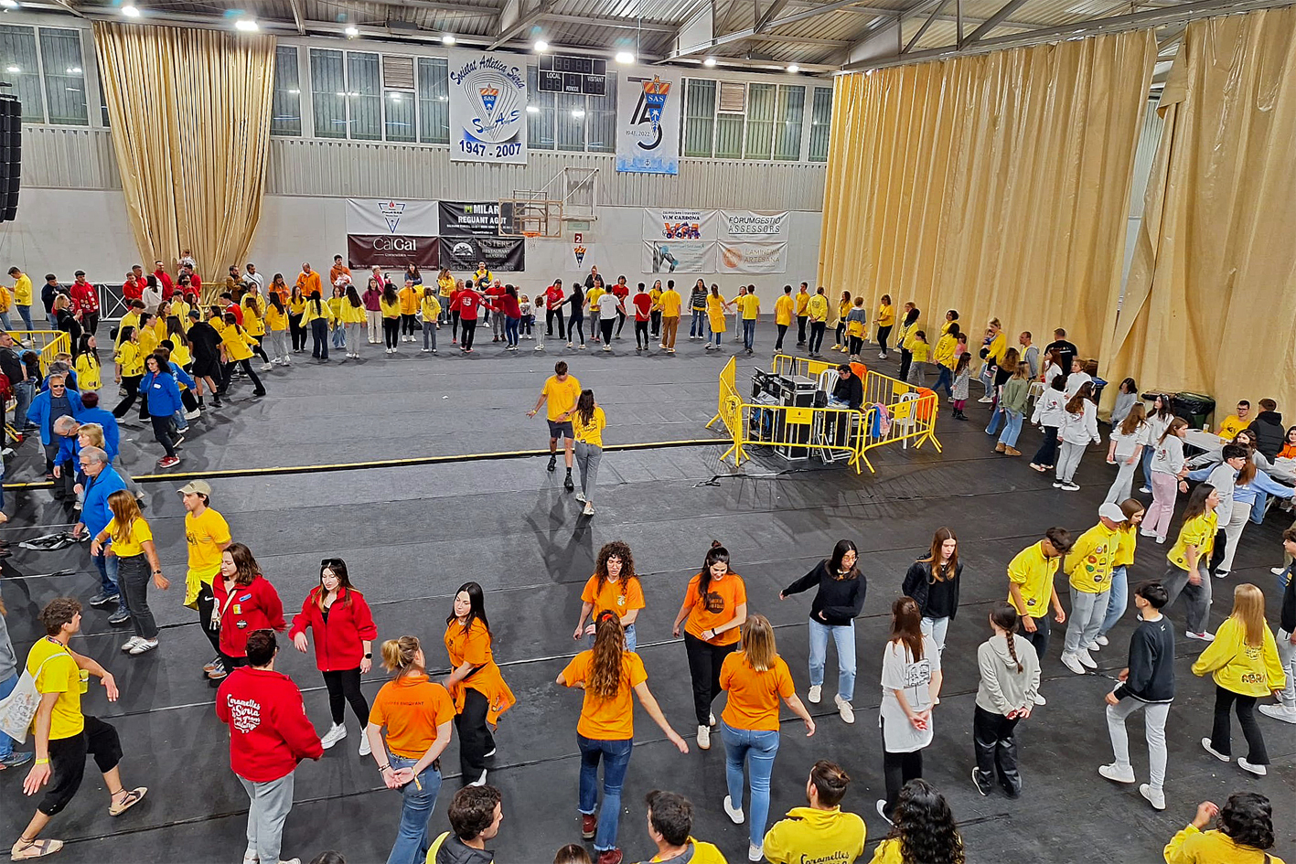 Assaig del Ball de Caramellaires del Cardener amb representants de les colles, al PavellÃ³ Municipal d'Esports.