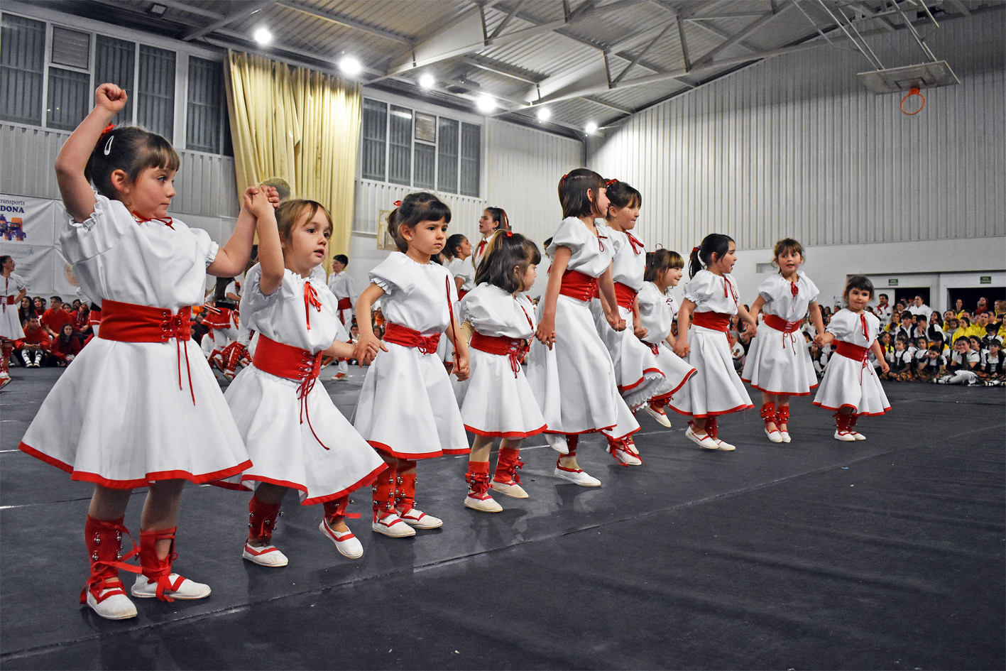 ActuaciÃ³ de la colla Infantil de lâ€™AgrupaciÃ³ Sardanista a la Trobada Caramellaire del PavellÃ³, dins de les Caramelles de SÃºria 2024.