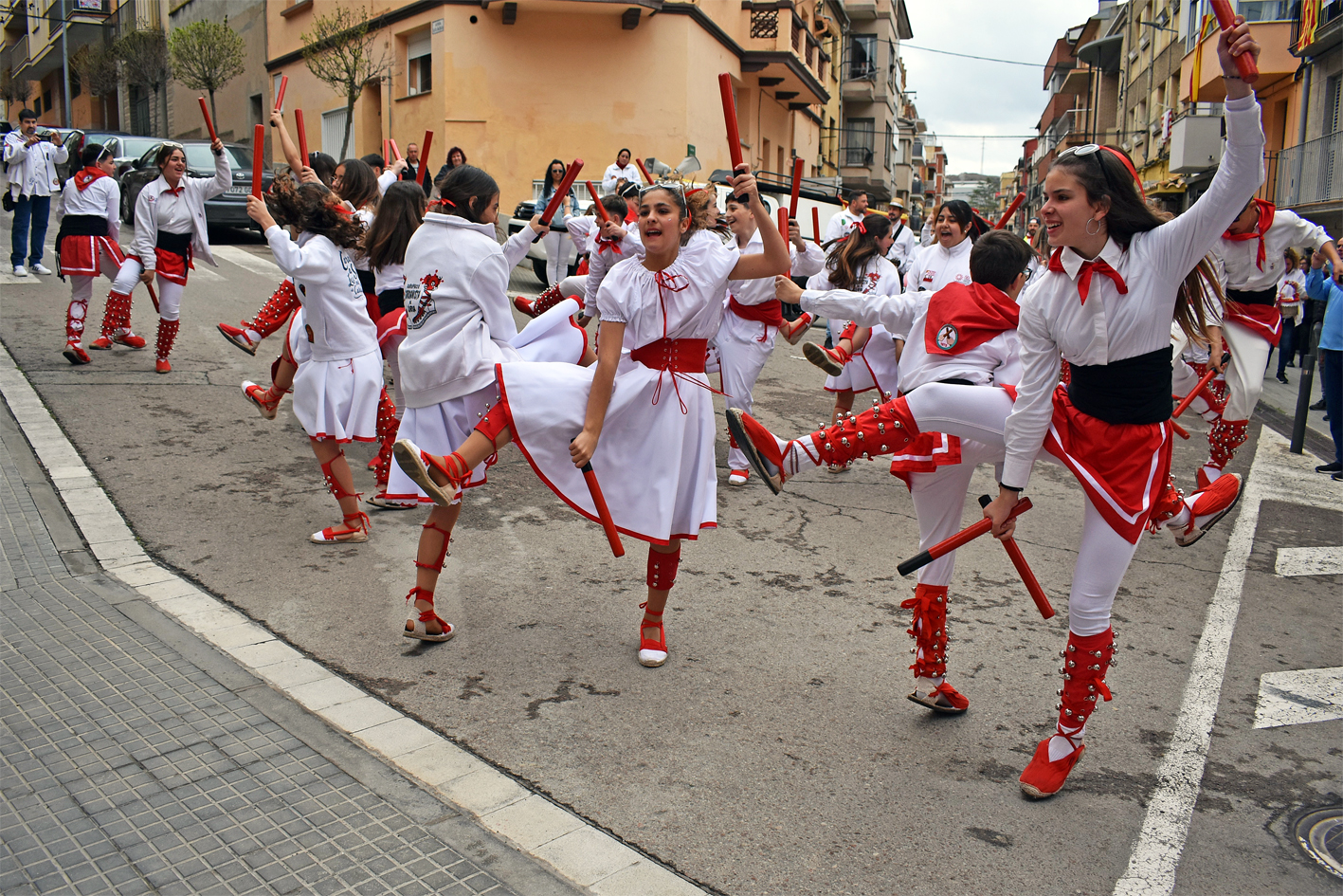ActuaciÃ³ de la colla Infantil de lâ€™AgrupaciÃ³ Sardanista a lâ€™avinguda Santa BÃ rbara, dins de les Caramelles de SÃºria 2024.