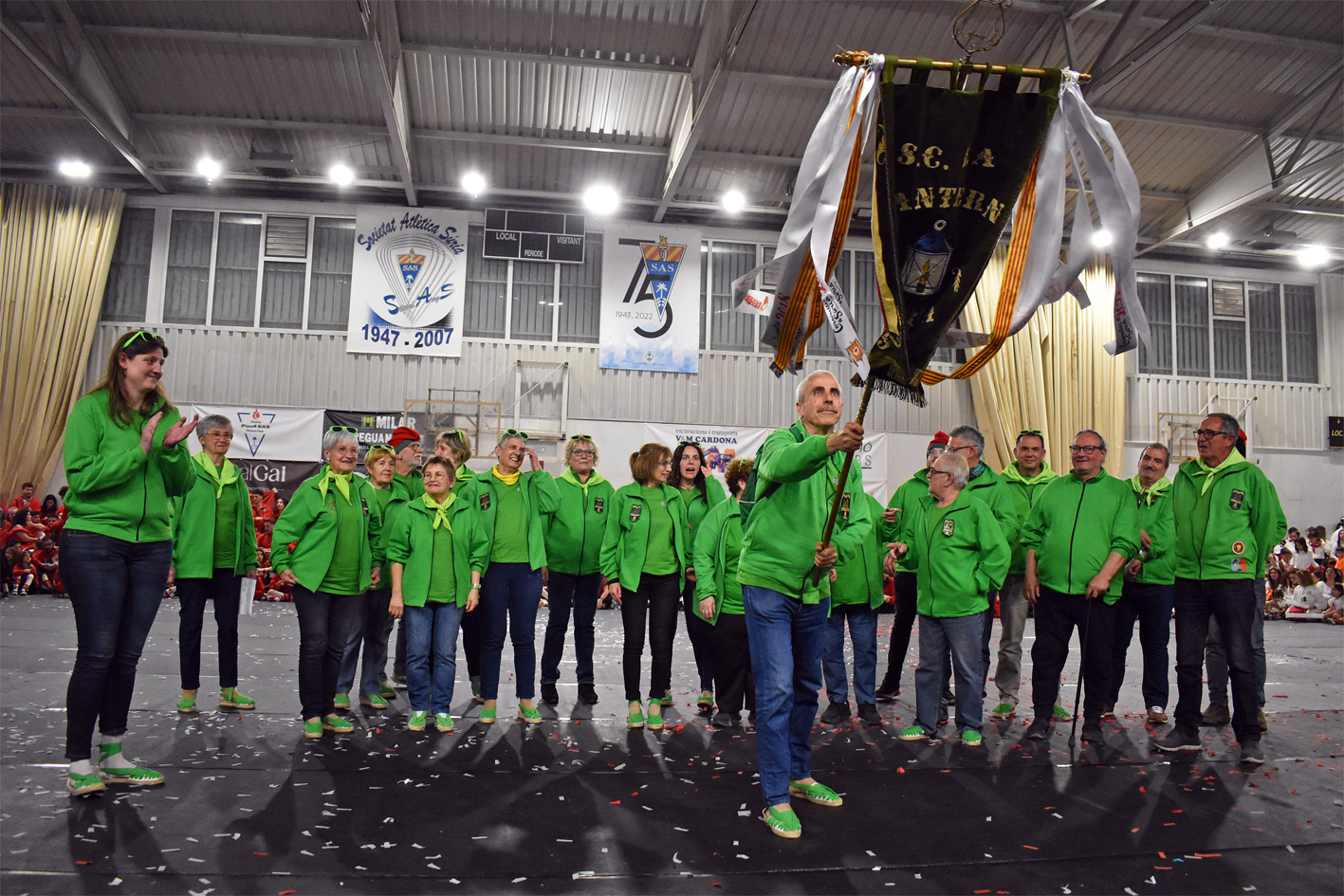 SalutaciÃ³ de lâ€™estendard de la Llanterna en la Trobada Caramellaire del PavellÃ³, dins de les Caramelles de SÃºria 2024.