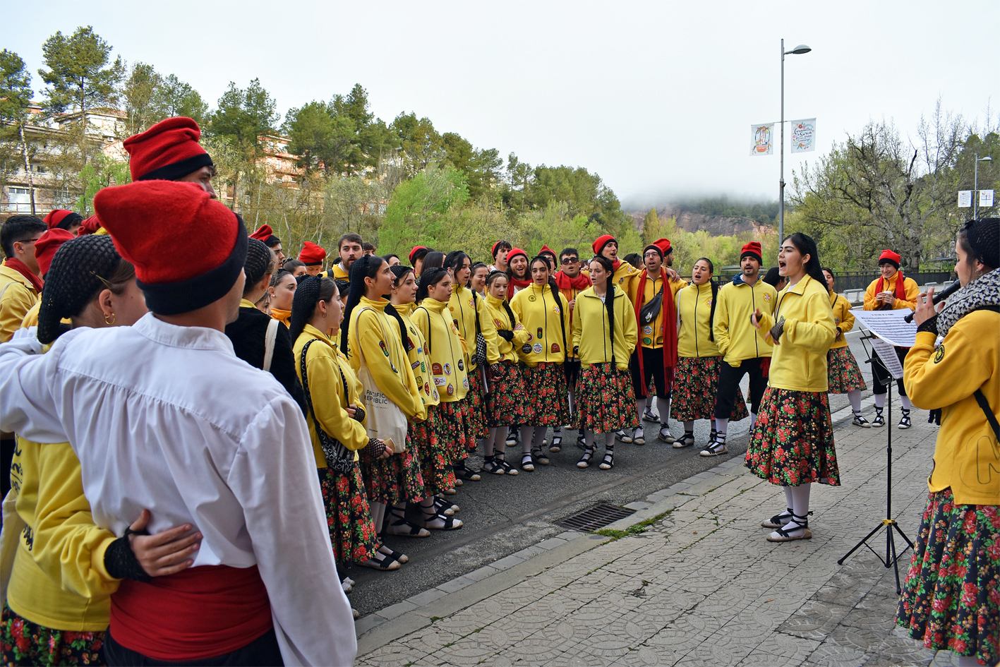ActuaciÃ³ de la colla Juvenil del Foment Cultural al barri de Sant Jaume, dins de les Caramelles de SÃºria 2024.
