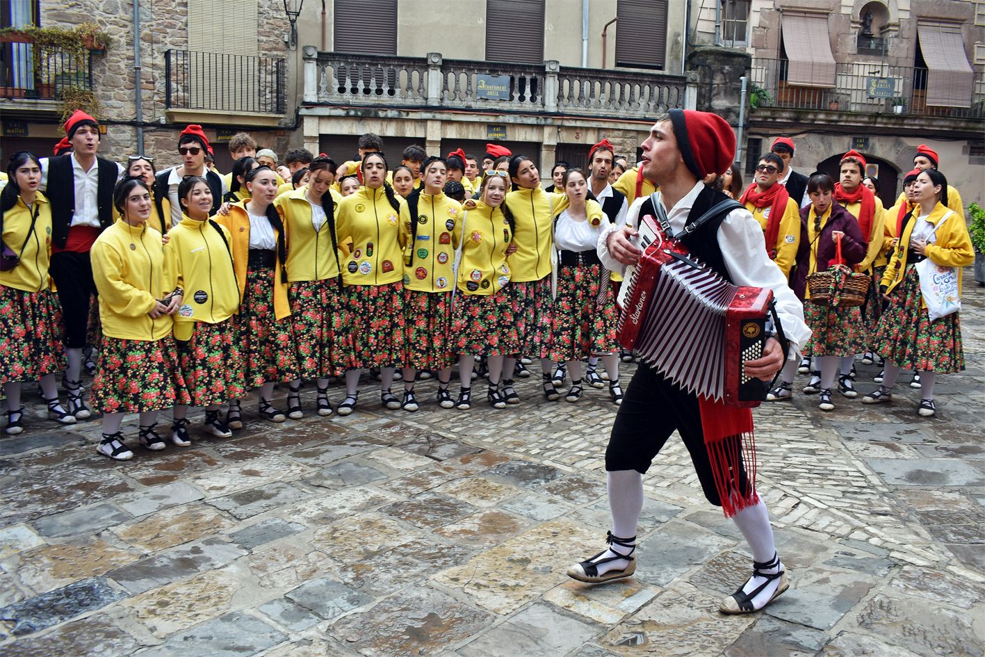 ActuaciÃ³ de la colla Juvenil del Foment Cultural a la plaÃ§a Major del Poble Vell, dins de les Caramelles de SÃºria 2024.