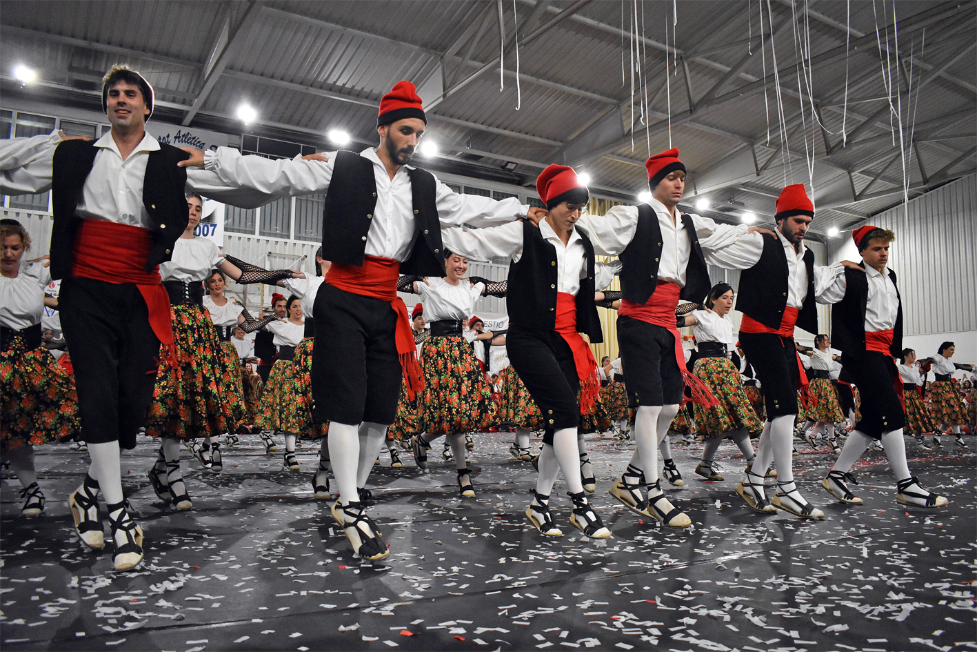 ActuaciÃ³ de la colla Juvenil del Foment Cultural a la Trobada Caramellaire del PavellÃ³, dins de les Caramelles de SÃºria 2024.