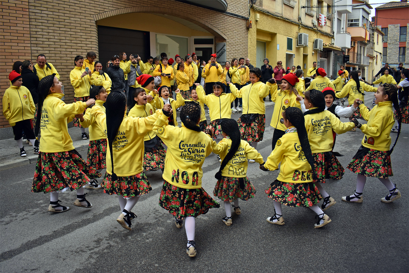 ActuaciÃ³ de la colla Infantil del Foment Cultural al carrer DiputaciÃ³, dins de les Caramelles de SÃºria 2024.