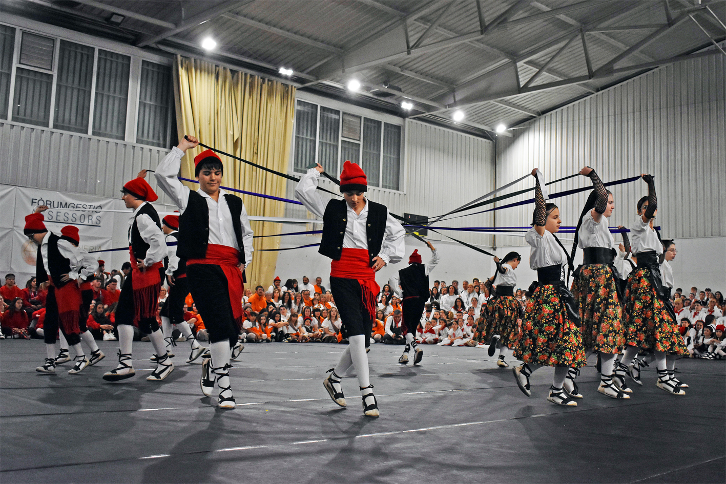 ActuaciÃ³ de la colla Infantil del Foment Cultural a la Trobada Caramellaire del PavellÃ³, dins de les Caramelles de SÃºria 2024.