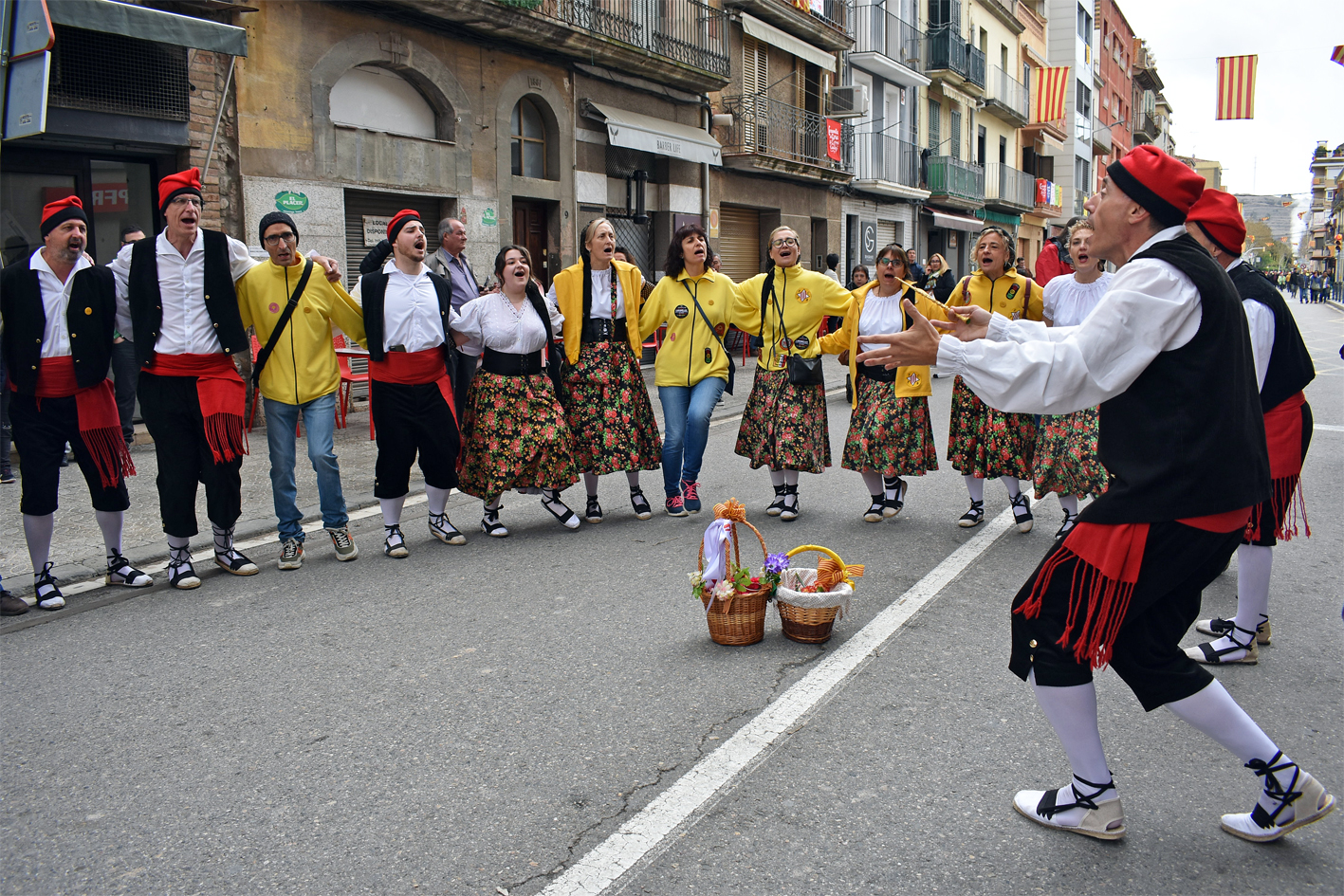 ActuaciÃ³ de la nova colla Gran del Foment Cultural al carrer GonzÃ¡lez Solesio, dins de les Caramelles de SÃºria 2024.