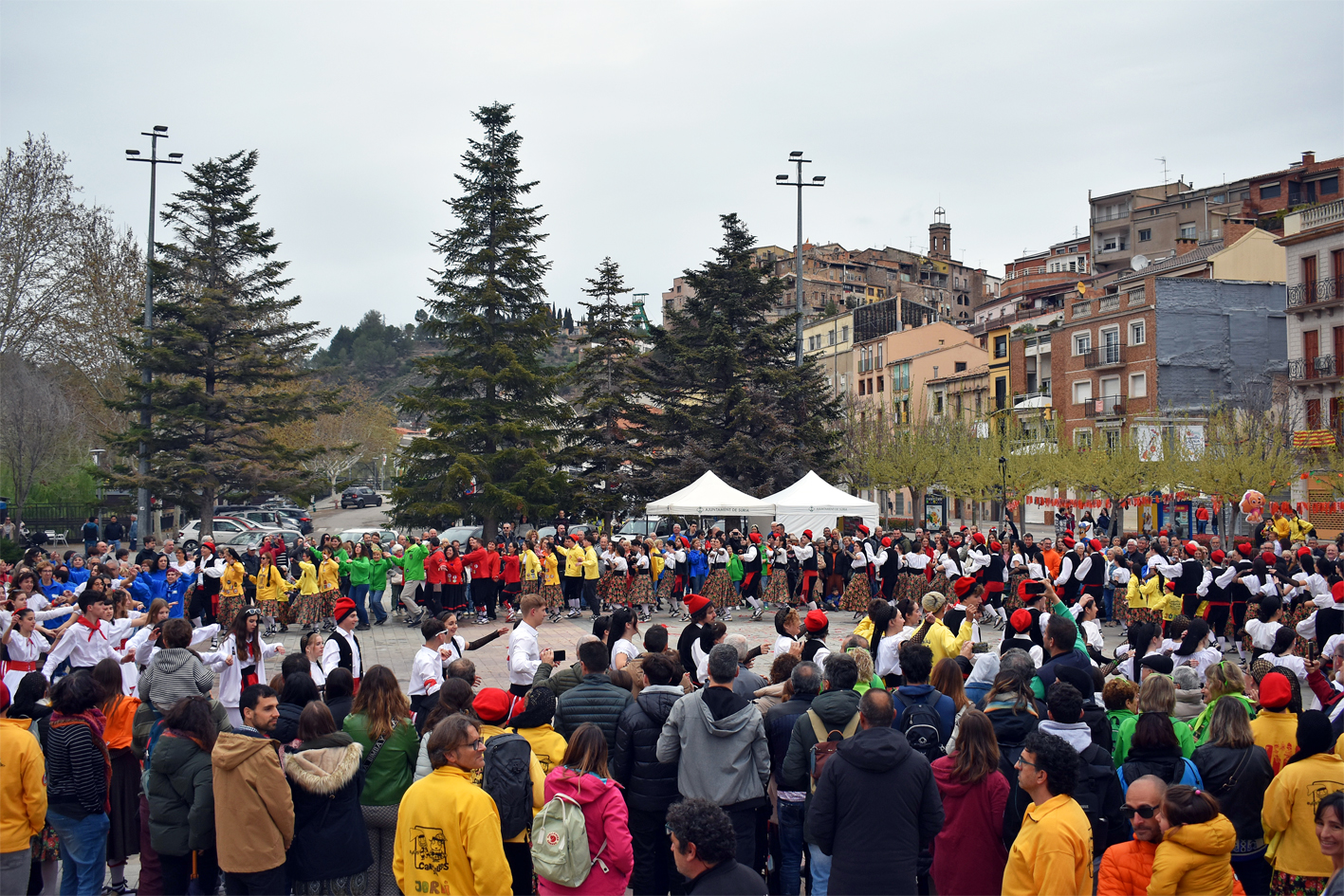 ActuaciÃ³ conjunta de les colles de les Caramelles de SÃºria 2024 a la plaÃ§a de Sant Joan, interpretant el Ball de Caramellaires del Cardener.