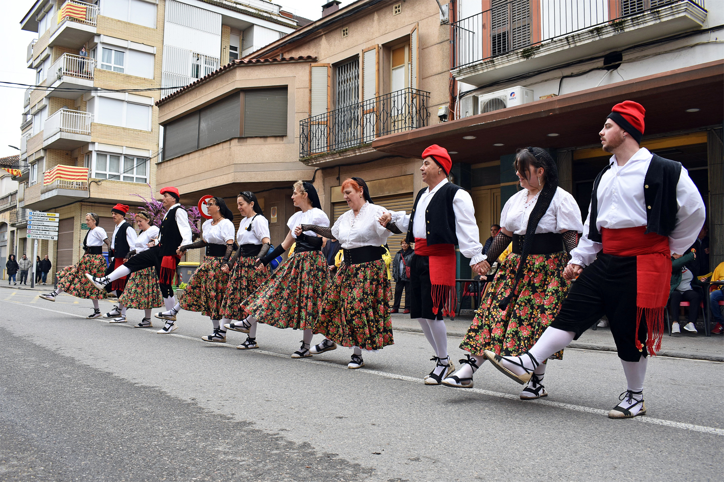 ActuaciÃ³ de la nova colla Gran del Foment Cultural al carrer GonzÃ¡lez Solesio, dins de les Caramelles de SÃºria 2024.