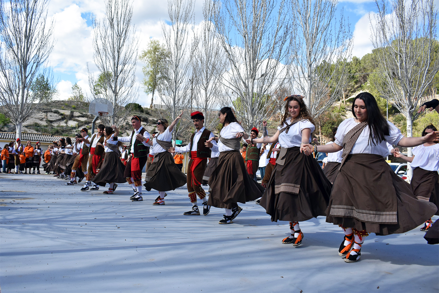 ActuaciÃ³ de la colla del Tro Gros al barri de Fusteret, dins de les Caramelles de SÃºria 2024.