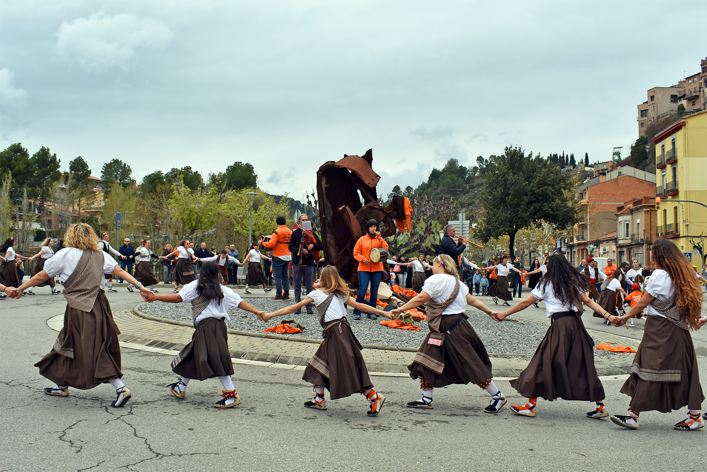 InterpretaciÃ³ del Ball de Cascavells a cÃ rrec de la colla del Tro Gros a lâ€™entorn del Monument a la Mineria, dins de les Caramelles de SÃºria 2024.