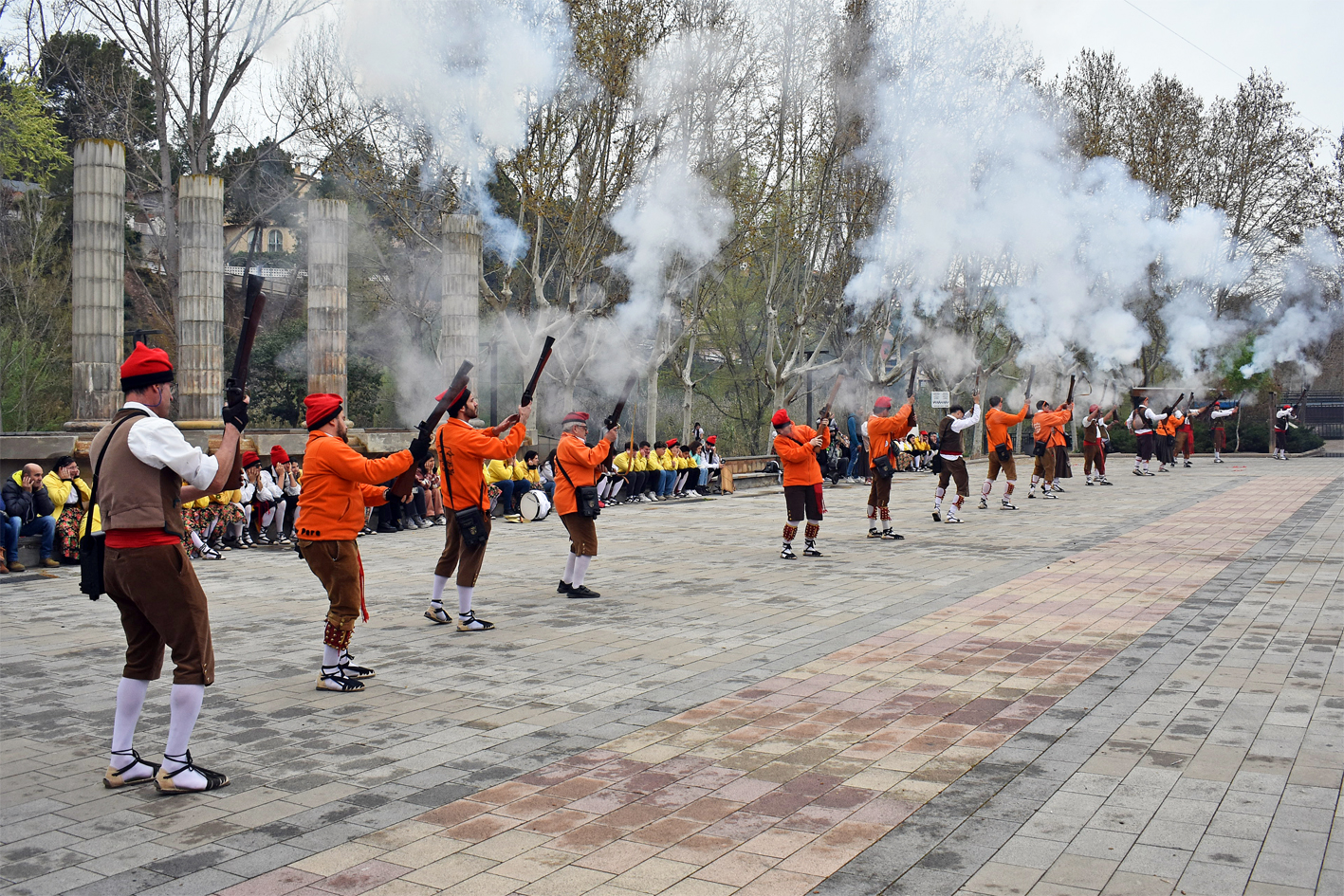 Galejada dels trabucaires de la colla del Tro Gros a la plaÃ§a de Sant Joan, dins de les Caramelles de SÃºria 2024.