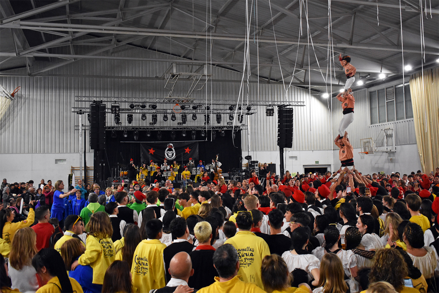 InterpretaciÃ³ conjunta dâ€™El Cant del Poble i pilar de la colla castellera Salats durant la Trobada Caramellaire del PavellÃ³, dins de les Caramelles de SÃºria 2024.