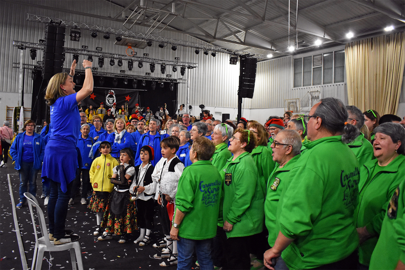 DirecciÃ³ de la interpretaciÃ³ conjunta dâ€™El Cant del Poble durant la Trobada Caramellaire del PavellÃ³, dins de les Caramelles de SÃºria 2024.