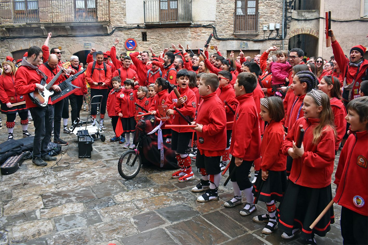 ActuaciÃ³ de la colla de lâ€™Altatxu i Altatxets a la plaÃ§a Major del Poble Vell, dins de les Caramelles de SÃºria 2024.