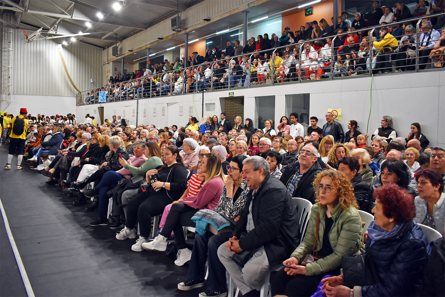 Imatge parcial del pÃºblic assistent a la Trobada Caramellaire del PavellÃ³, dins de les Caramelles de SÃºria 2024.