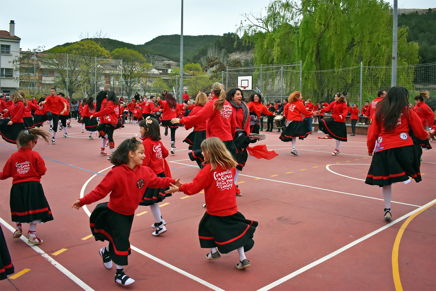 ActuaciÃ³ de la colla de lâ€™Altatxu i Altatxets al barri de Joncarets, dins de les Caramelles de SÃºria 2024.