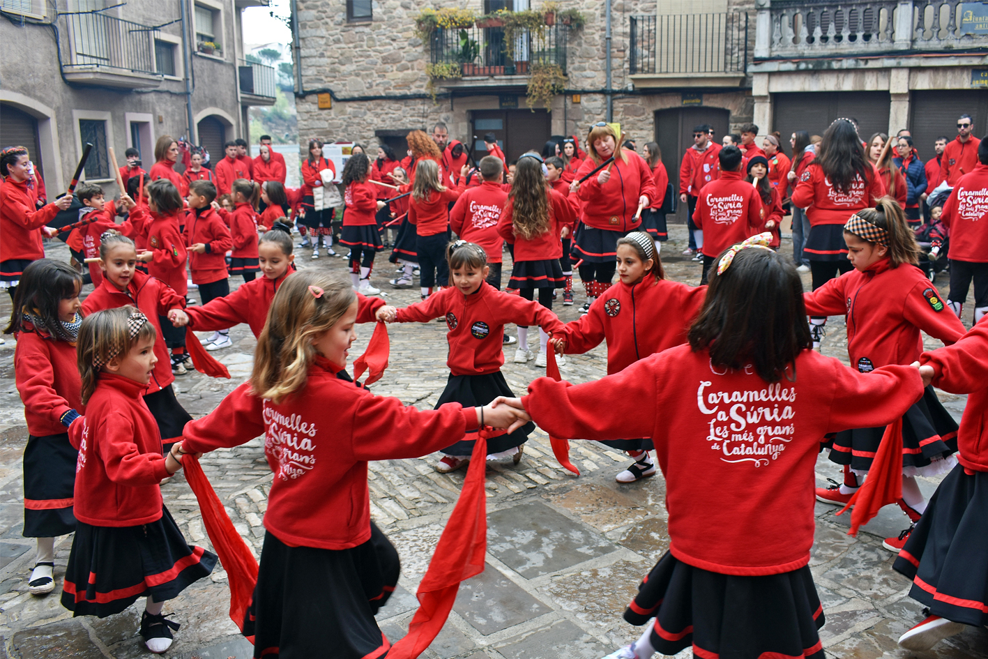 ActuaciÃ³ de la colla dâ€™Altatxets a la plaÃ§a Major del Poble Vell, dins de les Caramelles de SÃºria 2024.