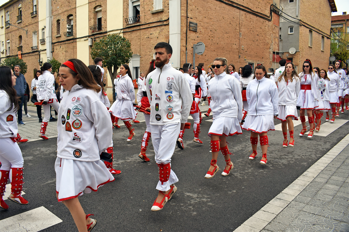 ActuaciÃ³ de la colla dels Grans de lâ€™AgrupaciÃ³ Sardanista al barri de Santa Maria, dins de les Caramelles de SÃºria 2024.